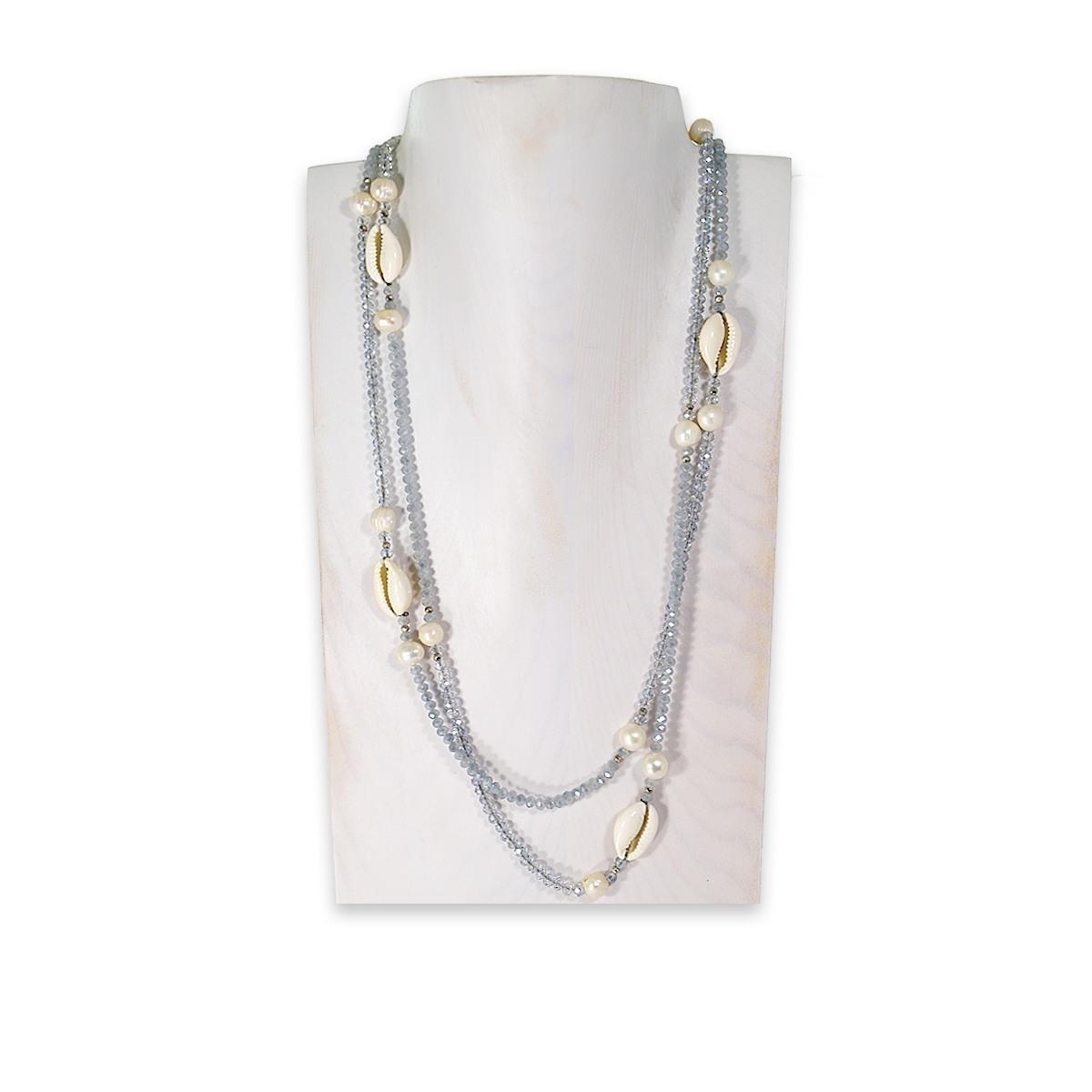 Collana montata in cristallo grigio, perle di fiume e paguro